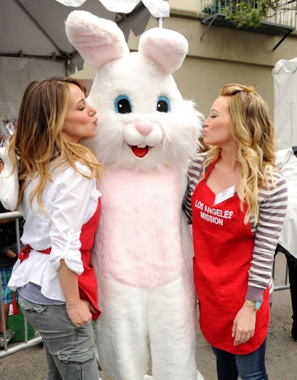 Hilary Duff et sa soeur Haylie participent au Mission Easter for the Homeless, afin de servir des repas chauds aux sans-abri, vendredi 22 avril à Los Angeles.