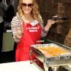 Hilary Duff participe au Mission Easter for the Homeless, afin de servir des repas chauds aux sans-abri, vendredi 22 avril à Los Angeles.