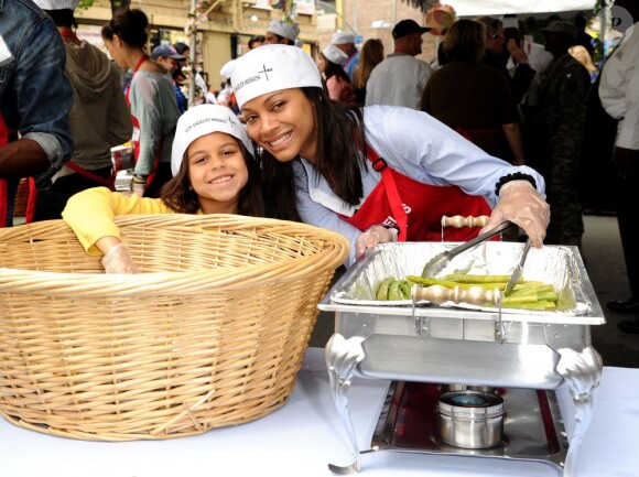 Zoe Saldana et sa nièce Kayla participent au Mission Easter for the Homeless, afin de servir des repas chauds aux sans-abri, vendredi 22 avril à Los Angeles.