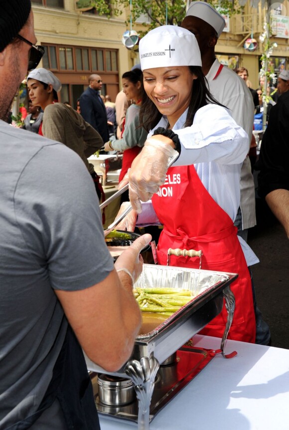 Zoe Saldana et sa nièce Kayla participent au Mission Easter for the Homeless, afin de servir des repas chauds aux sans-abri, vendredi 22 avril à Los Angeles.