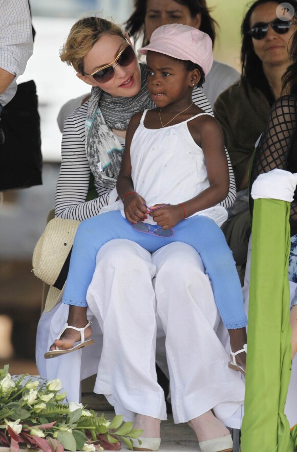 Madonna, avec ses filles Lourdes et Mercy, au Malawi en avril 2010