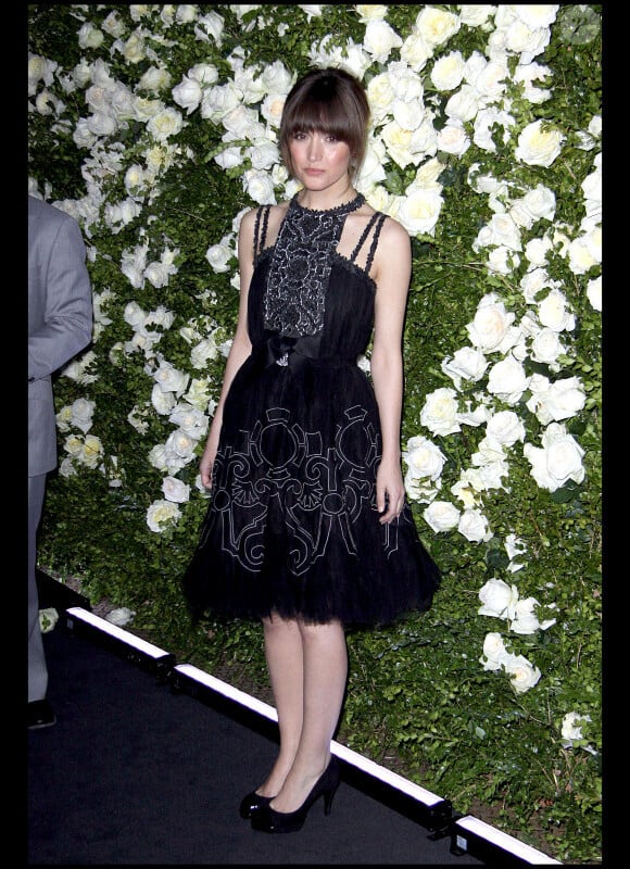 Rose Byrne dans un parfait look féminin et en total look noir pour le dîner Chanel du 25 avril 2011 à New York