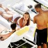 Craig David offre une coupe de champagne et se montre très proche de trois jeunes femmes en bikini, à la piscine de son hôtel, à Miami, lundi 11 avril 2011.