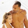 Craig David offre une coupe de champagne et se montre très proche de trois jeunes femmes en bikini, à la piscine de son hôtel, à Miami, lundi 11 avril 2011.