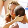 Craig David offre une coupe de champagne et se montre très proche de trois jeunes femmes en bikini, à la piscine de son hôtel, à Miami, lundi 11 avril 2011.