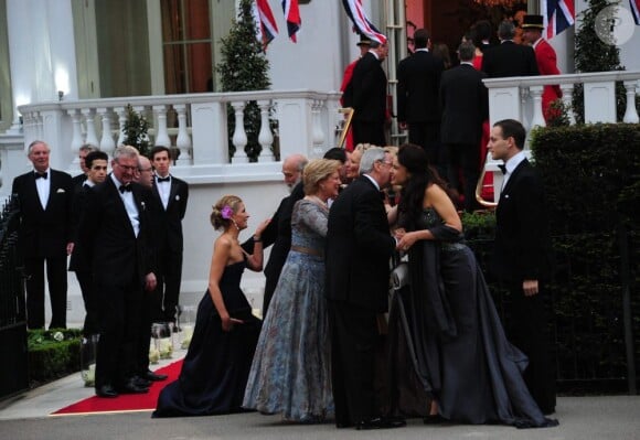 Le roi de Constantine II et la princesse Michael de Kent lors du dîner de gala organisé par la Reine Elizabeth II la veille du mariage de Kate Middleton et du prince William à l'Hôtel Mandarin Oriental Hotel à Londres le 28 avril 2011