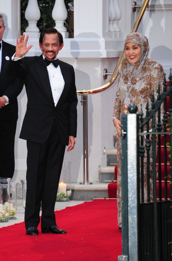 Le sultan de Brunei Hassanal Bokiah et son épouse lors du dîner de gala organisé par la Reine Elizabeth II la veille du mariage de Kate Middleton et du prince William à l'Hôtel Mandarin Oriental Hotel à Londres le 28 avril 2011