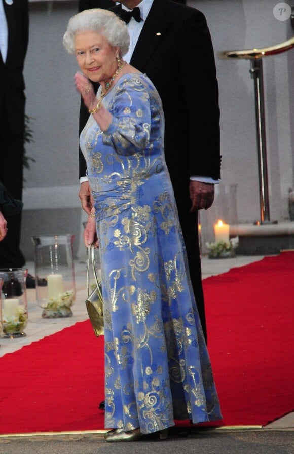 La reine Elizabeth II lors du dîner de gala organisé par la Reine Elizabeth II la veille du mariage de Kate Middleton et du prince William à l'Hôtel Mandarin Oriental Hotel à Londres le 28 avril 2011