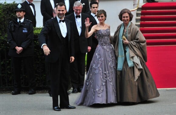 La princesse Letizia d'Espagne, le prince Felipe et la Reine Sofia lors du dîner de gala organisé par la Reine Elizabeth II la veille du mariage de Kate Middleton et du prince William à l'Hôtel Mandarin Oriental Hotel à Londres le 28 avril 2011