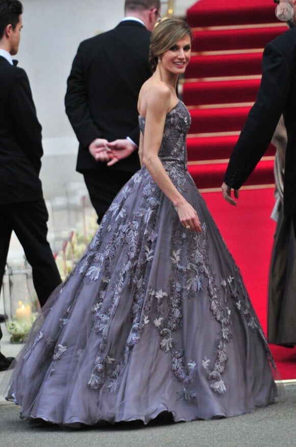 La princesse Letizia d'Espagne lors du dîner de gala organisé par la Reine Elizabeth II la veille du mariage de Kate Middleton et du prince William à l'Hôtel Mandarin Oriental Hotel à Londres le 28 avril 2011