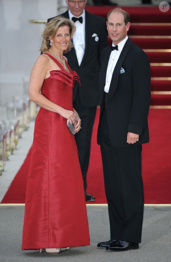 Prince Edward Earl de Wessex et la comtesse Sophie de Wessex lors du dîner de gala organisé par la Reine Elizabeth II la veille du mariage de Kate Middleton et du prince William à l'Hôtel Mandarin Oriental Hotel à Londres le 28 avril 2011