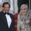 Le sultan de Brunei Hassanal Bolkiah et son épouse lors du dîner de gala organisé par la Reine Elizabeth II la veille du mariage de Kate Middleton et du prince William à l'Hôtel Mandarin Oriental Hotel à Londres le 28 avril 2011