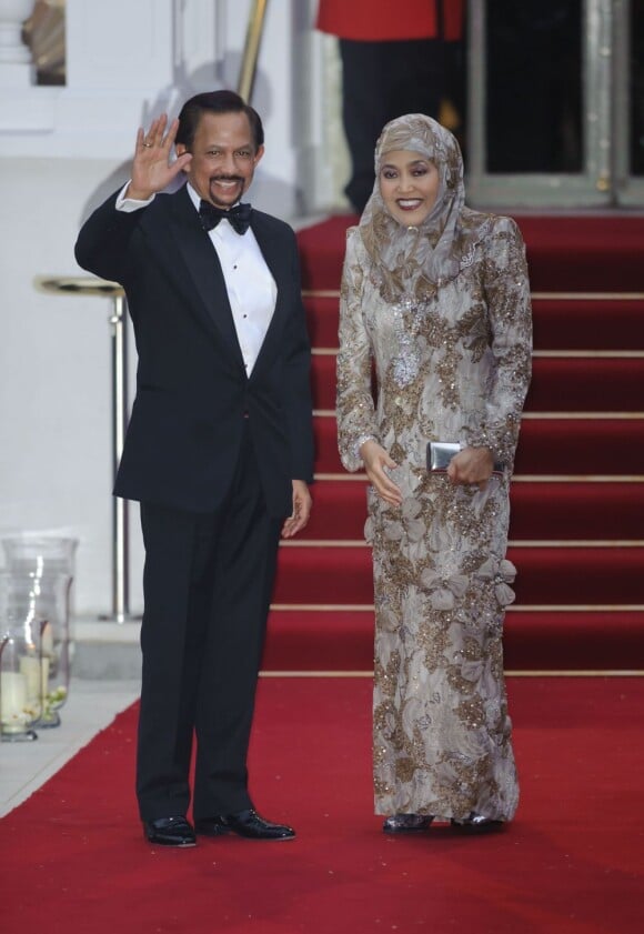 Le sultan de Brunei Hassanal Bolkiah et son épouse lors du dîner de gala organisé par la Reine Elizabeth II la veille du mariage de Kate Middleton et du prince William à l'Hôtel Mandarin Oriental Hotel à Londres le 28 avril 2011