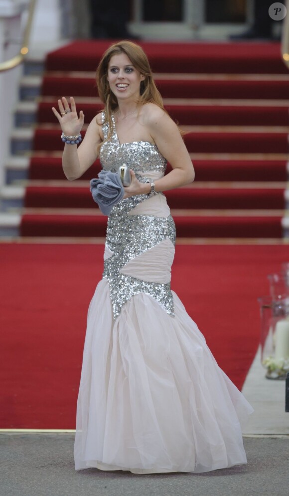 La princesse Beatrice lors du dîner de gala organisé par la Reine Elizabeth II la veille du mariage de Kate Middleton et du prince William à l'Hôtel Mandarin Oriental Hotel à Londres le 28 avril 2011