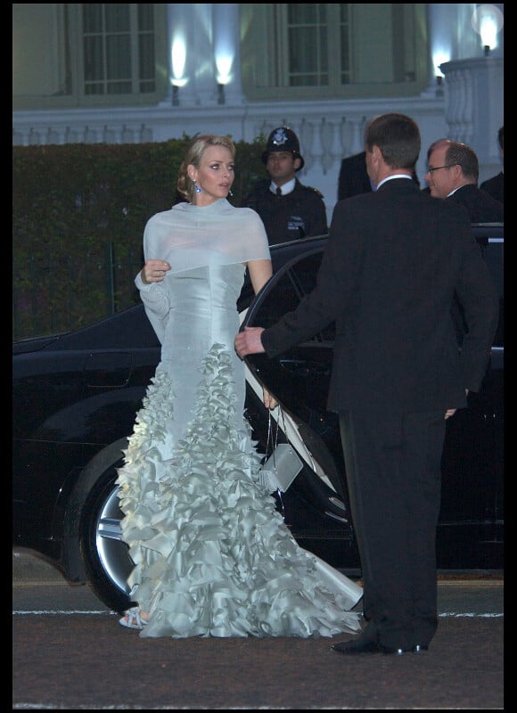 Le prince Albert II de Monaco et Charlene Wittstock lors du dîner de gala organisé par la Reine Elizabeth II la veille du mariage de Kate Middleton et du prince William à l'Hôtel Mandarin Oriental Hotel à Londres le 28 avril 2011