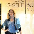 Gisele Bündchen pose en vitrine du C&amp;A de Sao Paulo lors du lancement de sa collection, le 28 avril 2011