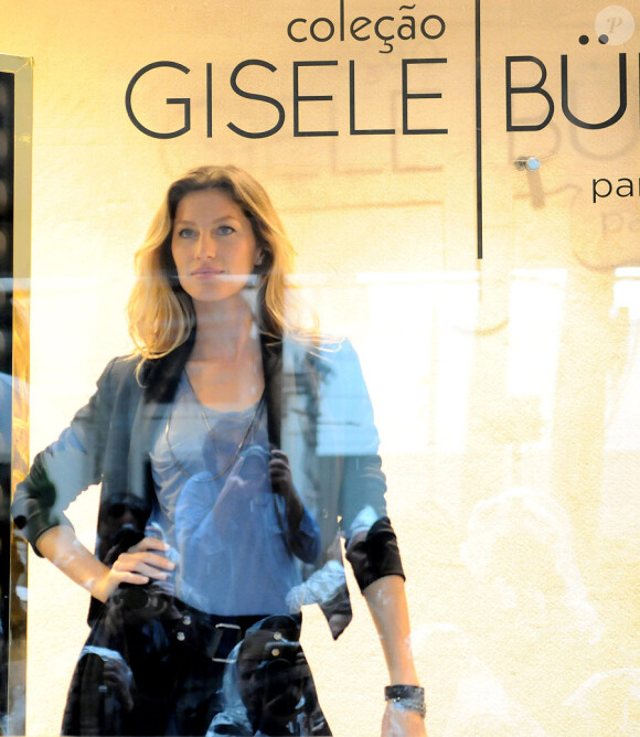 Gisele Bündchen pose en vitrine du C&A de Sao Paulo lors du lancement de sa collection, le 28 avril 2011