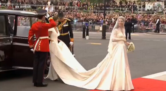 Kate Middleton dans une robe créée par Sarah Burton pour Alexander McQueen, le 29 avril 2011