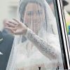 Kate Middleton salue la foule à son arrivée à l'abbaye de Westminster pour son mariage le 29 avril 2011