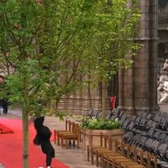 Un homme d'église s'autorise quelques acrobaties dans l'allée de l'abbaye de Westminster pour manifester sa joie à quelques heures du mariage de William et Kate Middleton