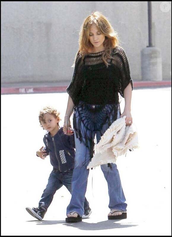 Jennifer Lopez et sa fille Emme Maribel se rendent au cinéma Grand Palace, à Los Angeles, le 23 avril 2011.