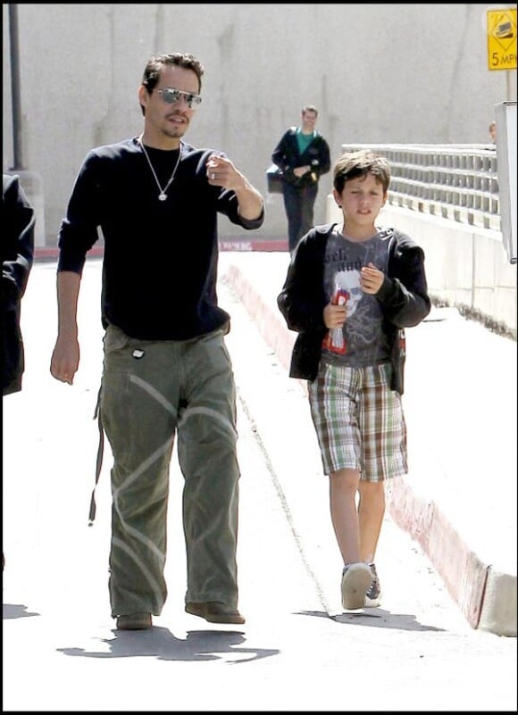 Marc Anthony et son fils Cristian se rendent au cinéma Grand Palace, à Los Angeles, le 23 avril 2011.