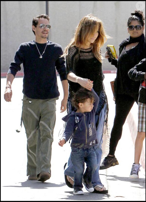 Marc Anthony, Jennifer Lopez et leur fille Emme Maribel se rendent au cinéma Grand Palace, à Los Angeles, le 23 avril 2011.