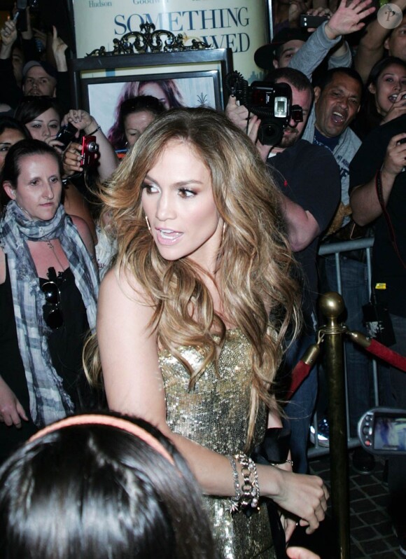 Jennifer Lopez, sublime et sauvage, à l'occasion de la promotion de son nouvel album, Love?, dans l'émission Extra, animée par Mario Lopez, à Los Angeles, le 29 avril 2011.