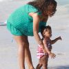 Christina Milian fait découvrir la plage à sa petite Violet, 14 mois, dimanche 1er mai, à Malibu.