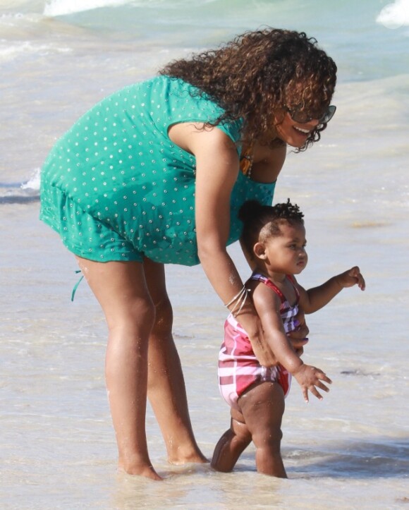 Christina Milian fait découvrir la plage à sa petite Violet, 14 mois, dimanche 1er mai, à Malibu.