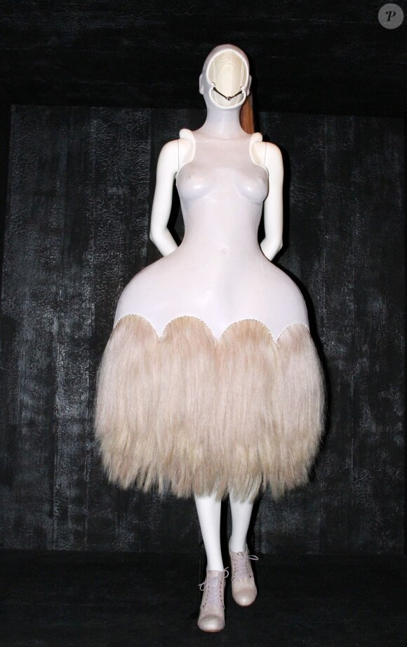 Une robe magnifique d'Alexander McQueen exposée au MET. New York, 2 mai 2011