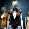 Pour cette exposition, le visage des mannequins est recouvert par des masque de guipure, de plumes ou des casques d'escrime. New York, 2 mai 2011