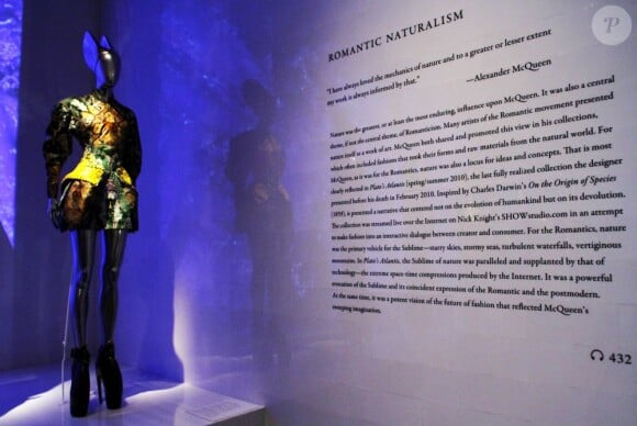 Des citations d'Alexander McQueen sont exposées sur les murs. New York, 2 mai 2011