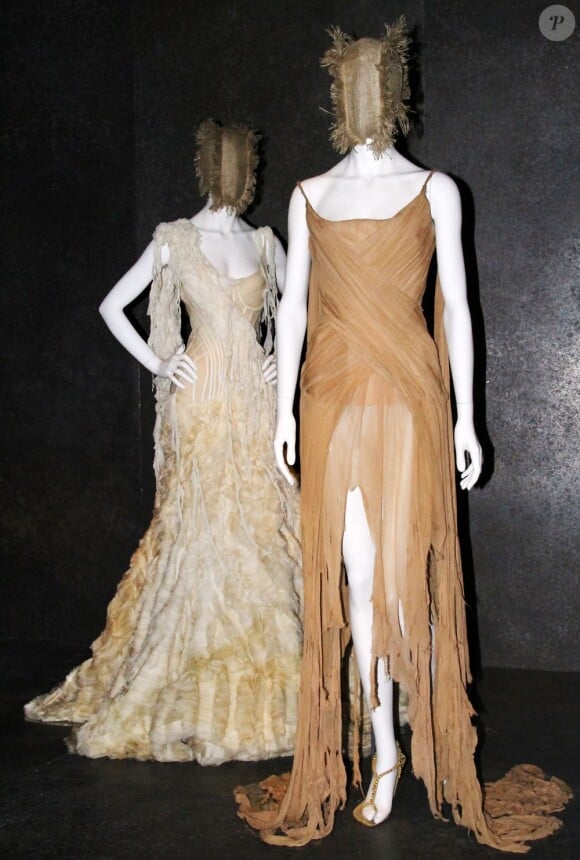 Deux robes exceptionnelles d'Alexander McQueen. New York, 2 mai 2011