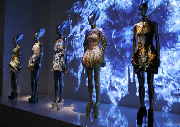 Pour voir les robes et chaussures hallucinantes d'Alexander McQueen, rendez-vous au MET. New York, 2 mai 2011