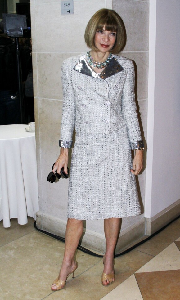 Anna Wintour, la rédactrice en chef du Vogue américain, salue le talent d'Alexander McQueen. New York, 2 mai 2011