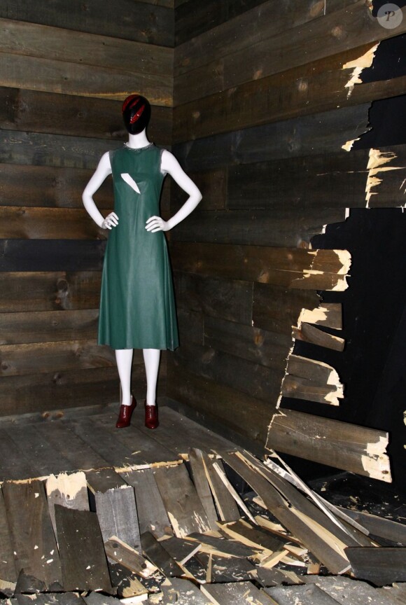 Ambiance "destroy" pour présenter une robe d'Alexander McQueen exposée au MET. New York, 2 mai 2011