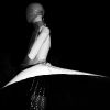 Jeu d'ombre et de lumière au MET pour présenter l'expo Alexander McQueen : Savage beauty. New York, 2 mai 2011