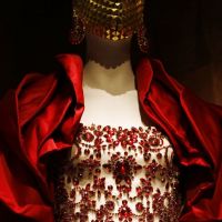 Alexander McQueen : une magnifique expo rend hommage au génie de la mode...