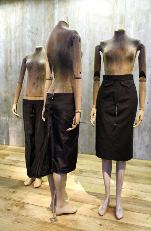 Pantalons et jupes ultra-taille basse qui dévoilent les fesses des mannequins... Une création Alexander McQueen ! New York, 2 mai 2011