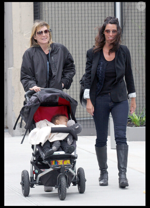 Ellen Pompeo se baladant avec sa fille Stella Luna et une amie dans les rues de New York à Soho, le 2 mai 2011.