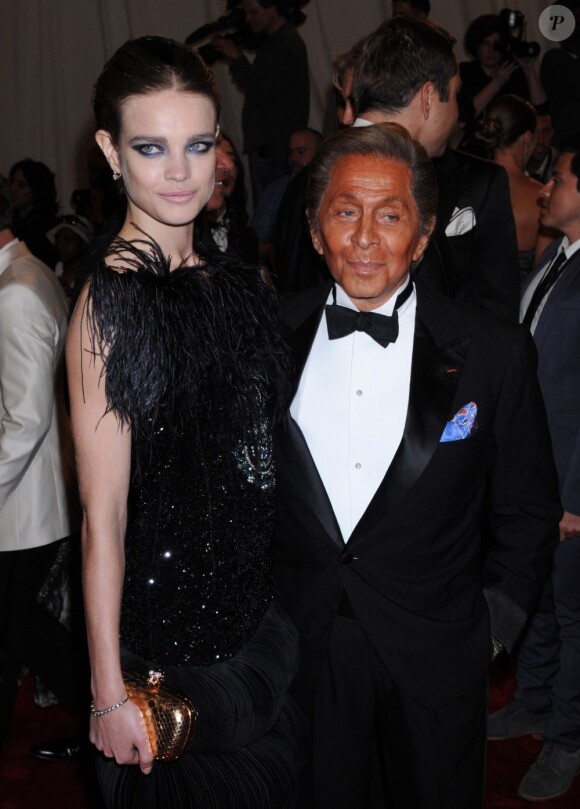 Natalia Vodianova prend la pose aux côtés du couturier Valentino. New York, 2 mai 2011