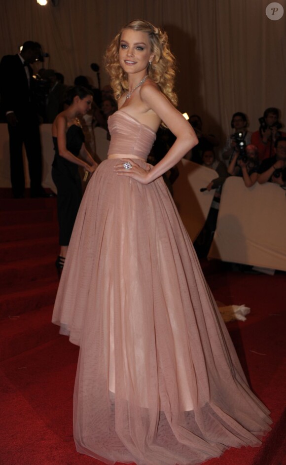 La ravissante Jessica Stam s'est métamorphosée en séduisante ballerine. Une magnifique poupée ! New York, 2 mai 2011