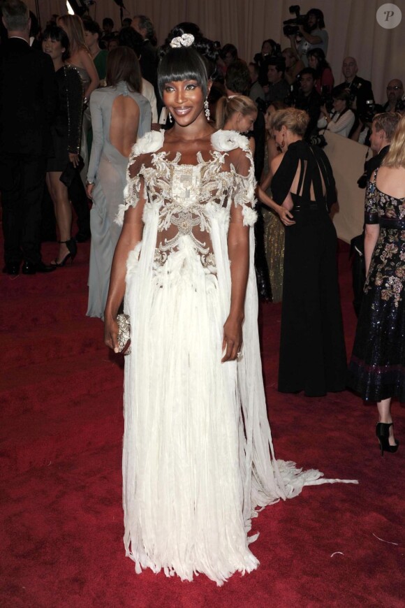 Naomi Campbell a elle aussi rendu hommage à Alexander McQueen avec une robe du défunt créateur. New York, 2 mai 2011