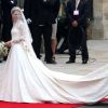 Kate Middleton porte une magnifique robe de mariée signée Sarah Burton. Et cocorico : la dentelle est made in France ! Londres, 29 avril 2011