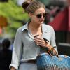 Olivia Palermo dans un look grisé mais pas du tout grisant ! Chemise longue d'homme, jupe de danseuse, panier coloré, la it-girl nous fait un sans faute à New York