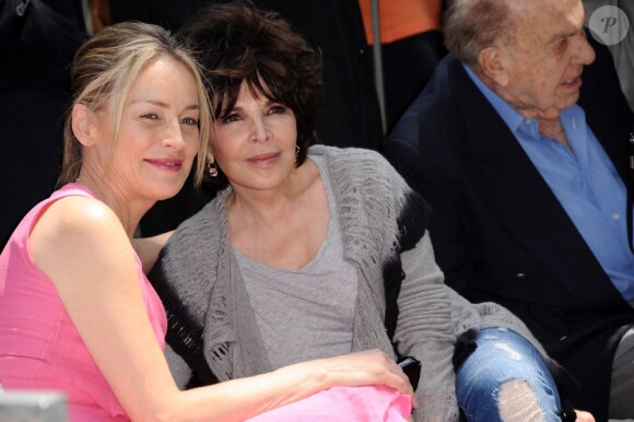Sharon Stone et Carol Bayer Sager lors de la cérémonie honorant Jane Morgan sur le Walk of Fame à Hollywood, le 6 mai 2011