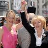 Sharon Stone félicite Jane Morgan lors de la cérémonie l'honorant sur le Walk of Fame à Hollywood, le 6 mai 2011