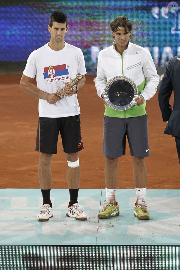 Novak Djokovic, à gauche, a gagné le tournoi de Madrid face au numéro 1 mondial, Rafael Nadal, le 8 mai. La bataille de Paris s'annonce chaude !