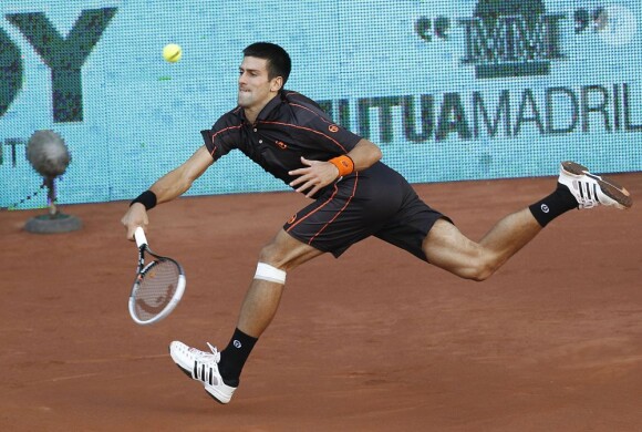 Novak Djokovic, tout en flexion-extension. Il a dû batailler pour déborder ce formidable défenseur qu'est Rafael Nadal !